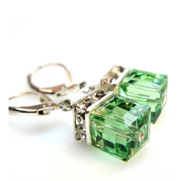 Jewelry - 🎀Stunning 18k Vintage Green Square Drop Earring